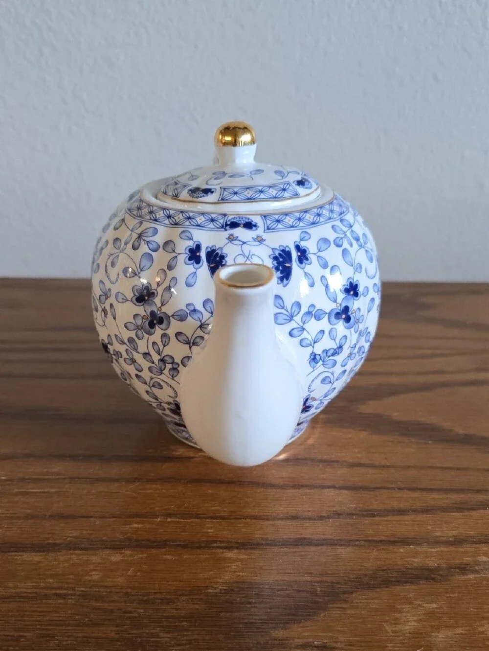 Grace's Teaware Porcelain Teapot with Gold Accent Tote 16